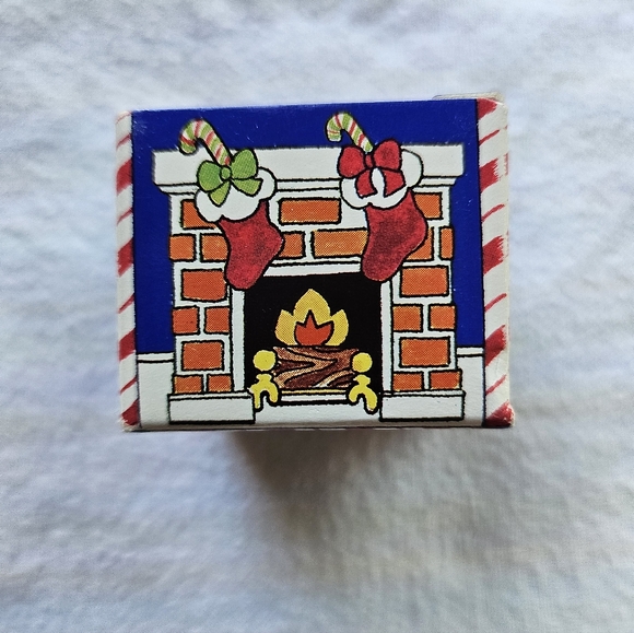 Vintage Avon Festive Accents Holiday Earrings, Santa's Stocking, Red, Gold, NIB - Picture 4 of 7